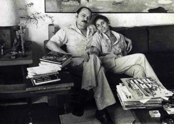 Fayad Jamís y Margarita García Alonso en el apartamento de O y 27, La Habana, década de los ochenta.
