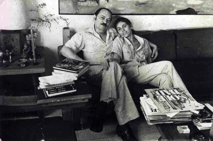 Fayad Jamís y Margarita García Alonso en el apartamento de O y 27, La Habana, década de los ochenta.