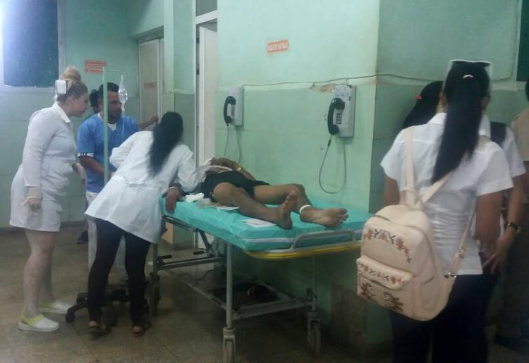 Personal médico del Hospital General "Leopoldito Martínez", de la localidad cubana de San José, atiende a uno de los lesionados en el accidente masivo ocurrido el viernes 13 de diciembre de 2019 en la occidental provincia de Mayabeque. Foto: Orialis Delgado / Facebook.
