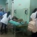 Personal médico del Hospital General "Leopoldito Martínez", de la localidad cubana de San José, atiende a uno de los lesionados en el accidente masivo ocurrido el viernes 13 de diciembre de 2019 en la occidental provincia de Mayabeque. Foto: Orialis Delgado / Facebook.