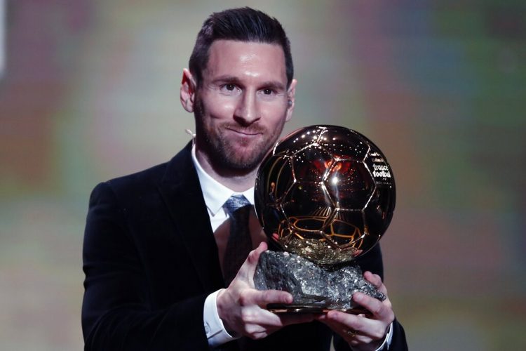 El argentino Lionel Messi, del Barcelona, posa con el trofeo en la ceremonia de premiación del Balón de Oro en París, el lunes 2 de diciembre de 2019. Messi ganó el galardón por sexta ocasión. Foto: AP/Francois Mori