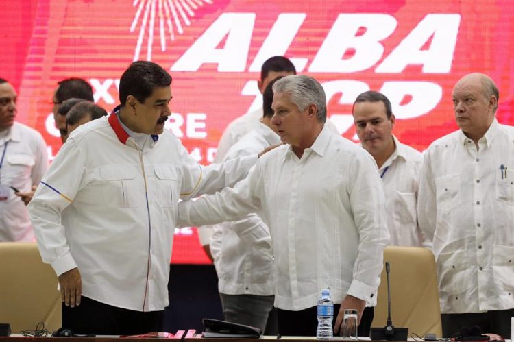 El presidente cubano, Miguel Díaz-Canel (d), habla con su homólogo de Venezuela, Nicolás Maduro (i), este sábado durante la XVII Cumbre de la Alianza Bolivariana por los Pueblos de América (Alba) en La Habana. Foto: EFE/ Ernesto Mastrascusa