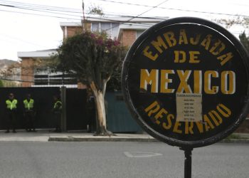 Una señalización muestra la embajada mexicana en Bolivia. Foto: Luis Gandarillas/AP.