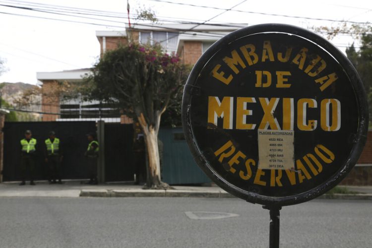 Una señalización muestra la embajada mexicana en Bolivia. Foto: Luis Gandarillas/AP.
