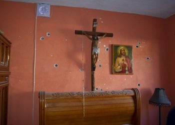 La pared de un cuarto de una casa presenta hoyos de balazos tras un tiroteo entre las fuerzas de seguridad de México y presuntos narcotraficantes, en Villa Unión, México, el sábado 30 de noviembre del 2019. (AP Foto/Gerardo Sánchez)