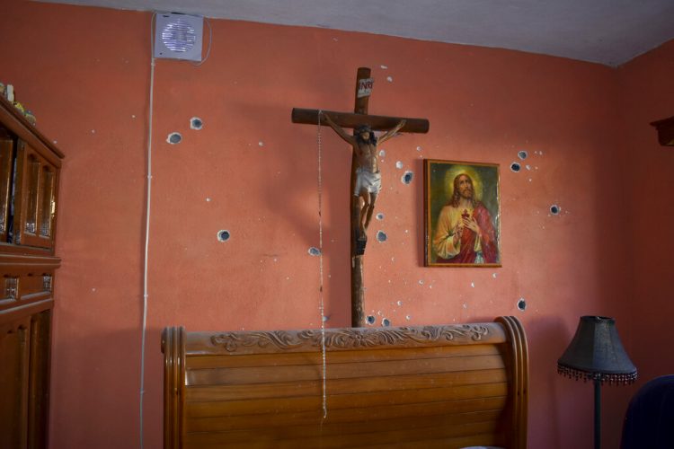 La pared de un cuarto de una casa presenta hoyos de balazos tras un tiroteo entre las fuerzas de seguridad de México y presuntos narcotraficantes, en Villa Unión, México, el sábado 30 de noviembre del 2019. (AP Foto/Gerardo Sánchez)