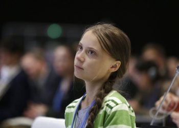 La activista sueca Greta Thunberg escucha discursos antes de dirigirse a los asistentes a la cumbre del clima de Naciones Unidas, en Madrid, el 11 de diciembre de 2019. Foto: Paul White/AP.