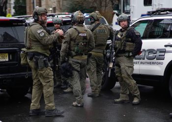 Policías llegan al lugar de un tiroteo en Jersey City, el martes 10 de diciembre de 2019, en Nueva Jersey. Foto: Eduardo Munoz Alvarez / AP.