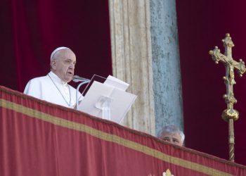 El Papa Francisco lee su mensaje antes de pronunciar la bendición navideña "Urbi et Orbi" (a la ciudad y el mundo) desde el balcón de la Basílica de San Pedro, Vaticano, miércoles 25 de diciembre de 2019. A la derecha está el cardenal Konrad Krajewski, encargado de limosnas del Vaticano. Foto: Alessandra Tarantino / AP.