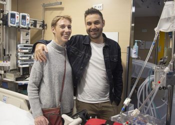 Audrey Mash, con su esposo Rohan Schoeman en el hospital Vall d’Hebron de Barcelona Foto: Kim Manresa/La Vanguardia.