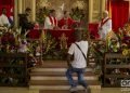 Cubanos demuestran su devoción a Santa Bárbara en La Habana, en su día, el 4 de diciembre de 2019. Foto: Otmaro Rodríguez.