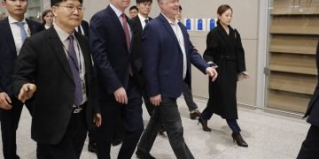 El representante especial de Estados Unidos para Corea del Norte, Stephen Biegun, en el centro, llega al aeropuerto internacional de Incheon, Corea del Sur, el domingo 15 de diciembre de 2019. Foto: Lee Jin-man / AP.