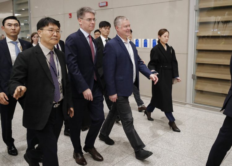 El representante especial de Estados Unidos para Corea del Norte, Stephen Biegun, en el centro, llega al aeropuerto internacional de Incheon, Corea del Sur, el domingo 15 de diciembre de 2019. Foto: Lee Jin-man / AP.