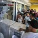 Personas a la entrada de una tienda para la venta en moneda libremente convertible de equipos electrodomésticos en La Habana. Foto: AP / Archivo.