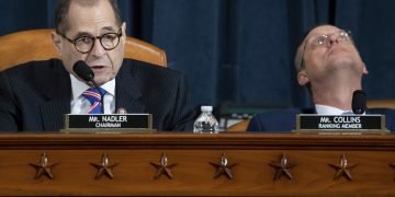 El presidente de la Comisión Judicial de la cámara baja, el demócrata Jerrold Nadler, habla en la audiencia sobre las bases constitucionales para un juicio político al presidente Donald Trump. A su derecha, el republicano de mayor jerarquía en la comisión, Doug Collins. En el capitolio, Washington, miércoles 4 de diciembre de 2019. Foto: Saul Loeb/AP