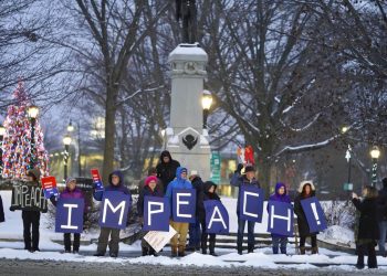 Una protesta en contra del presidente Donald Trump en Pittsfield, Massachusetts el martes 17 de diciembre del 2019. Foto: Ben Garver/The Berkshire Eagle via AP