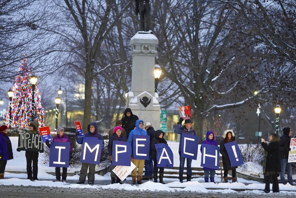 Una protesta en contra del presidente Donald Trump en Pittsfield, Massachusetts el martes 17 de diciembre del 2019. Foto: Ben Garver/The Berkshire Eagle via AP