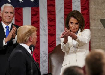 El presidente Donald Trump vuelve la vista hacia la presidenta de la Cámara de Representantes, Nancy Pelosi, mientras pronuncia su discurso sobre el Estado de la Unión en el Capitolio, en Washington, en esta fotografía de archivo del 5 de febrero de 2019. El vicepresidente Mike Pence observa. (Doug Mills/The New York Times vía AP, Pool)