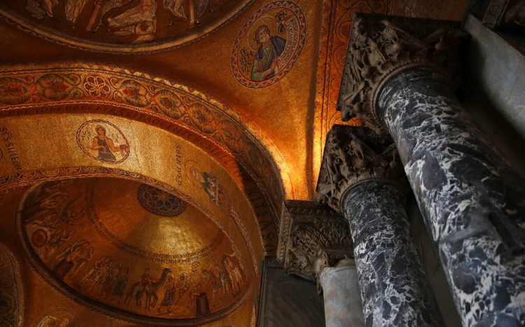 Una vista interior de la Basílica de San Marcos, en Venecia, Italia, el martes 17 de diciembre de 2019. . (AP Foto/Antonio Calanni)