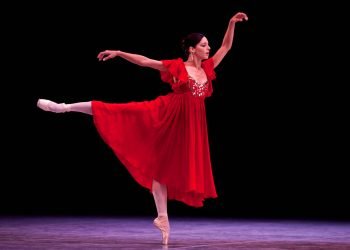 En esta foto del 28 de octubre de 2012, la bailarina cubana Viengsay Valdés actúa en la inauguración del 23er Festival Internacional de Ballet, en el Teatro Nacional de La Habana. Foto: AP/Ramón Espinosa/Archivo