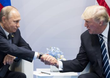 Putin y Trump se estrechan la mando durante la Cumbre del G20 en Hamburg, Alemania en julio de 2017. Foto: Marcellus Stein/AP.