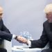 Putin y Trump se estrechan la mando durante la Cumbre del G20 en Hamburg, Alemania en julio de 2017. Foto: Marcellus Stein/AP.