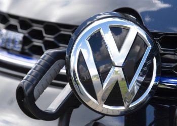 Foto tomada el 14 de mayo del 2019 de un vehículo eléctrico de Volkswagen en  Zwickau, Alemania. (AP Photo/Jens Meyer)