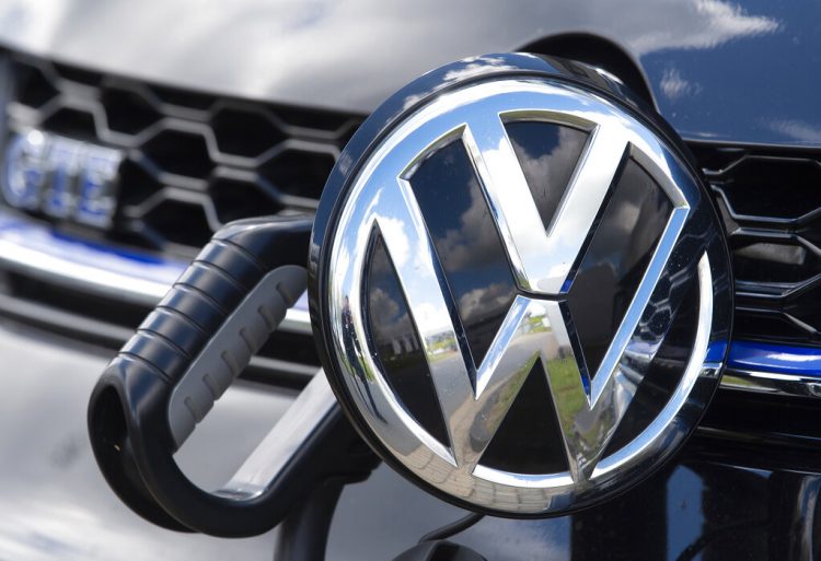 Foto tomada el 14 de mayo del 2019 de un vehículo eléctrico de Volkswagen en  Zwickau, Alemania. (AP Photo/Jens Meyer)