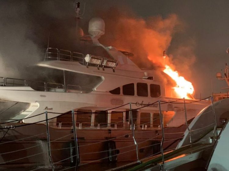 Incendio en un lujoso yate del cantante puertorriqueño-estadounidense Marc Anthony, ocurrido la noche del 18 de diciembre de 2019 en un puerto deportivo de Miami-Dade. Foto: sun-sentinel.com / Cortesía del cuerpo de bomberos de Miami.
