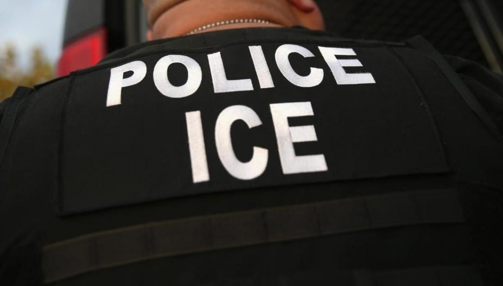 Agente de Inmigración y Control de Aduanas de Estados Unidos (ICE). Foto: bbc.com