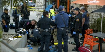 Paramédicos intentan revivir a la víctima de un ataque con cuchillo el viernes 3 de enero de 2020 en Austin, Texas. Foto: Jay Janner/Austin American-Statesman vía AP