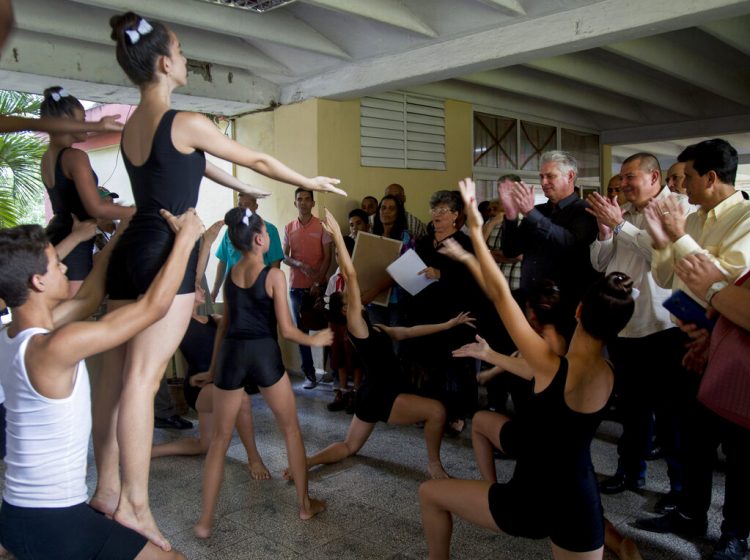 El presidente de Cuba, Miguel Díaz-Canel (tercero por la derecha), asiste a un recital de danza en una escuela de arte durante una visita a Las Tunas, Cuba, el 16 de enero de 2020. Foto: AP/Ismael Francisco
