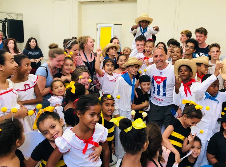 El profesor Carlos Lazo comparte con sus alumnos de Seattle con niños cubanos de La Colmenita. Foto: Cortesía del Autor.