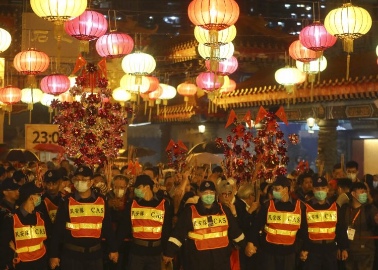 Elementos de seguridad montan guardia en el templo Wong Tai Sin, el viernes 24 de enero de 2020, en Hong Kong, durante los festejos por el Año Nuevo Lunar. Foto: Achmad Ibrahim/AP.