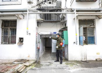 Un empleado del gobierno rocía desinfectante en un edificio residencial en Wuhan, en la provincia de Hubei, China, el martes 28 de enero de 2020. Foto: Chinatopix vía AP.