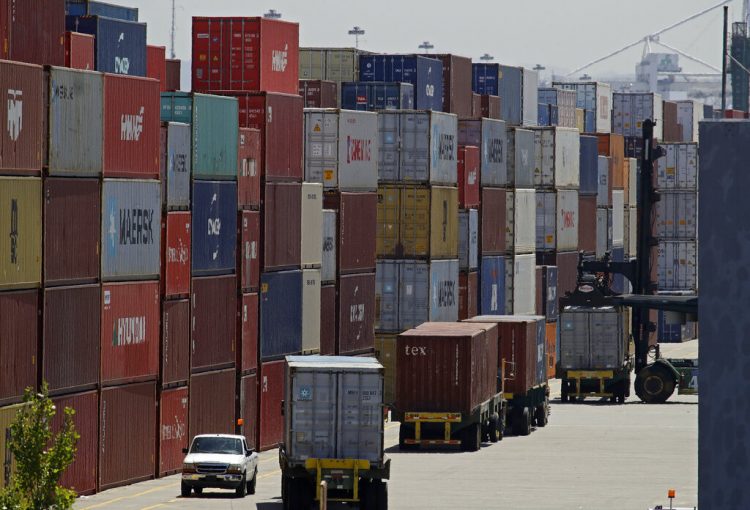 Contenedores de mercancías apilados en columnas a la espera de ser cargados en camiones en el puerto de Oakland, en Oakland, California. (AP Foto/Ben Margot, archivo)