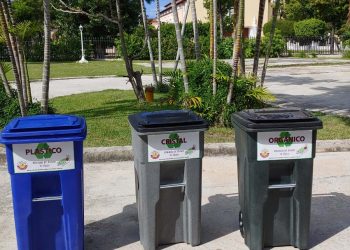 Contenedores de basura donados por el gobierno de Catar a escuelas de La Habana. Foto: Cortesía de la Embajada de Catar en Cuba.