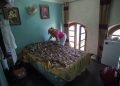 Amarilis Placensia tiende una cama en una casa alquilada a turistas en La Habana, Cuba, el sábado 11 de enero de 2020. Foto: AP/Ismael Francisco