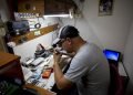 Eduardo Mujica, un técnico de reparación de teléfonos celulares, trabaja en su taller establecido en su casa en La Habana, Cuba, el sábado 11 de enero de 2020. Foto: AP/Ismael Francisco