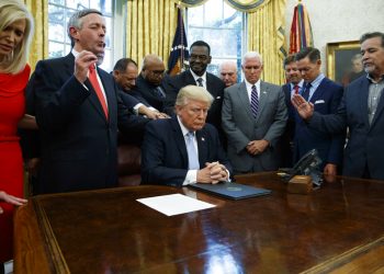 Foto tomada el 1 de septiembre del 2017 del presidente Trump rezando con líderes religiosos en la Casa Blanca en Washington. Foto: Evan Vucci/AP.