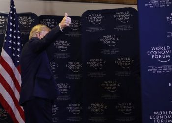 El presidente Donald Trump se va después de dar una conferencia en el Foro Económico Mundial en Davos, Suiza, el miércoles 22 de enero de 2020. Foto: Evan Vucci / AP.
