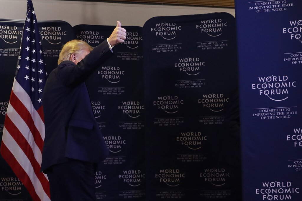 El presidente Donald Trump se va después de dar una conferencia en el Foro Económico Mundial en Davos, Suiza, el miércoles 22 de enero de 2020. Foto: Evan Vucci / AP.