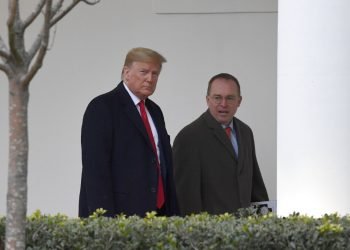 En esta fotografía de archivo del 13 de enero de 2020, el presidente Donald Trump y Mick Mulvaney, jefe de despacho de la Casa Blanca, derecha, caminan en el exterior de la Casa Blanca en Washington. Foto: AP/Susan Walsh