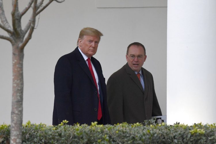 En esta fotografía de archivo del 13 de enero de 2020, el presidente Donald Trump y Mick Mulvaney, jefe de despacho de la Casa Blanca, derecha, caminan en el exterior de la Casa Blanca en Washington. Foto: AP/Susan Walsh