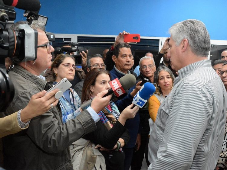 El presidente cubano Miguel Díaz-Canel sustuvo un intercambio con la prensa nacional y extranjera, durante su visita a la provincia de Sancti Spíritus. Foto: presidencia.gob.cu/