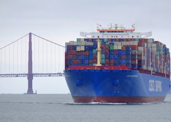 Un buque de carga de Cosco Shipping pasa frente al puente Golden Gate en San Francisco en su camino hacia el puerto de Oakland. (AP Foto/Eric Risberg)