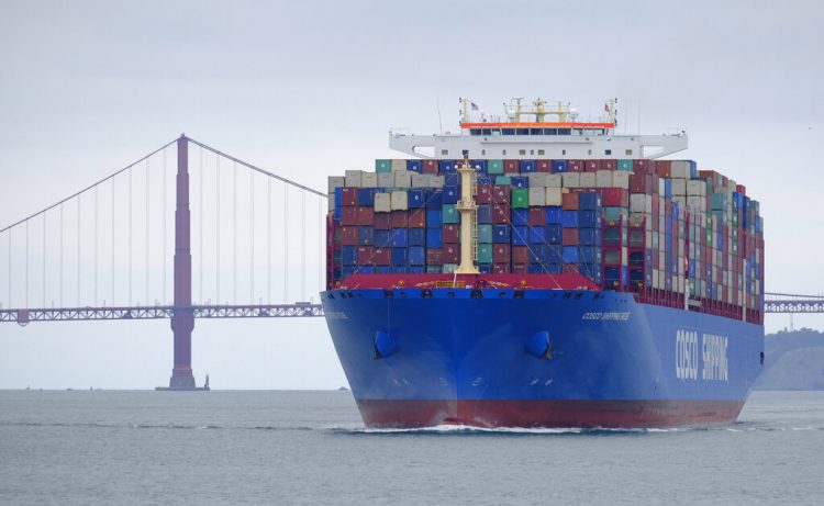Un buque de carga de Cosco Shipping pasa frente al puente Golden Gate en San Francisco en su camino hacia el puerto de Oakland. (AP Foto/Eric Risberg)