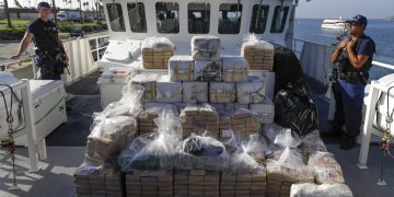 Cargamento de cocaína confiscado en altamar por la Guardia Costera, fotografiado en Los Ángeles el 29 de agosto del 2019. Foto: Chris Carlson / AP / Archivo.