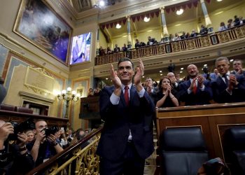 Pedro Sánchez aplaude tras lograr este martes la confianza del Congreso para un nuevo mandato como presidente del Gobierno, al lograr una estrecha mayoría de 167 votos a favor, 165 en contra y 18 abstenciones. EFE/Juan Carlos Hidalgo