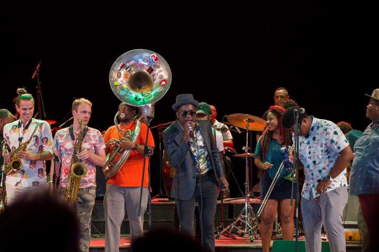 Cimafunk junto a músicos de Nueva Orleans en la apertura del Festival Jazz Plaza, en el Teatro Nacional de La Habana, el 14 de enero de 2020. Foto: Enrique Smith.
